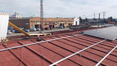 Tasques d'instal·lació de les plaques solars a la coberta de l'edifici del Dipòsit.