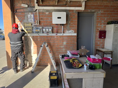 Un operari treballant amb la instal·lació elèctrica.