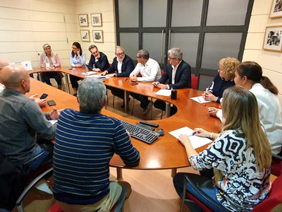 L'alcalde ha mantingut una breu trobada amb els directius de l'empresa i els representants del personal.