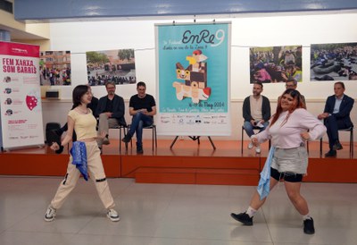 Un grup de joves han interpretat danses urbanes per contextualitzar el projecte cultural i social Enre9, que avui ha presentat la seva 3a edició..