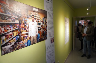 En el marc de la presentació de la 3a edició de l’Enre9, s’ha obert al públic l’exposició “Retrats, Relats i Racons: Memòries de barri”..