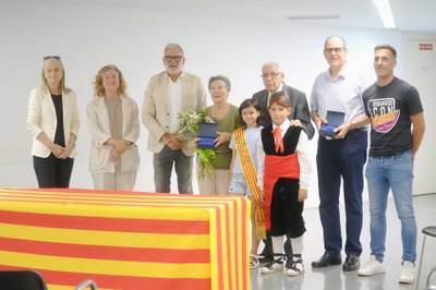 A la commemoració hi ha assistit l’alcalde, Fèlix Larrosa, que ha fet entrega d’una placa i un ram de flors als jubilats d’enguany.
