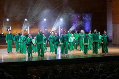 La indumentària verda feta pels alumnes i professors del Cicle Formatiu en Vestuari de l'Institut Guindàvols de Lleida