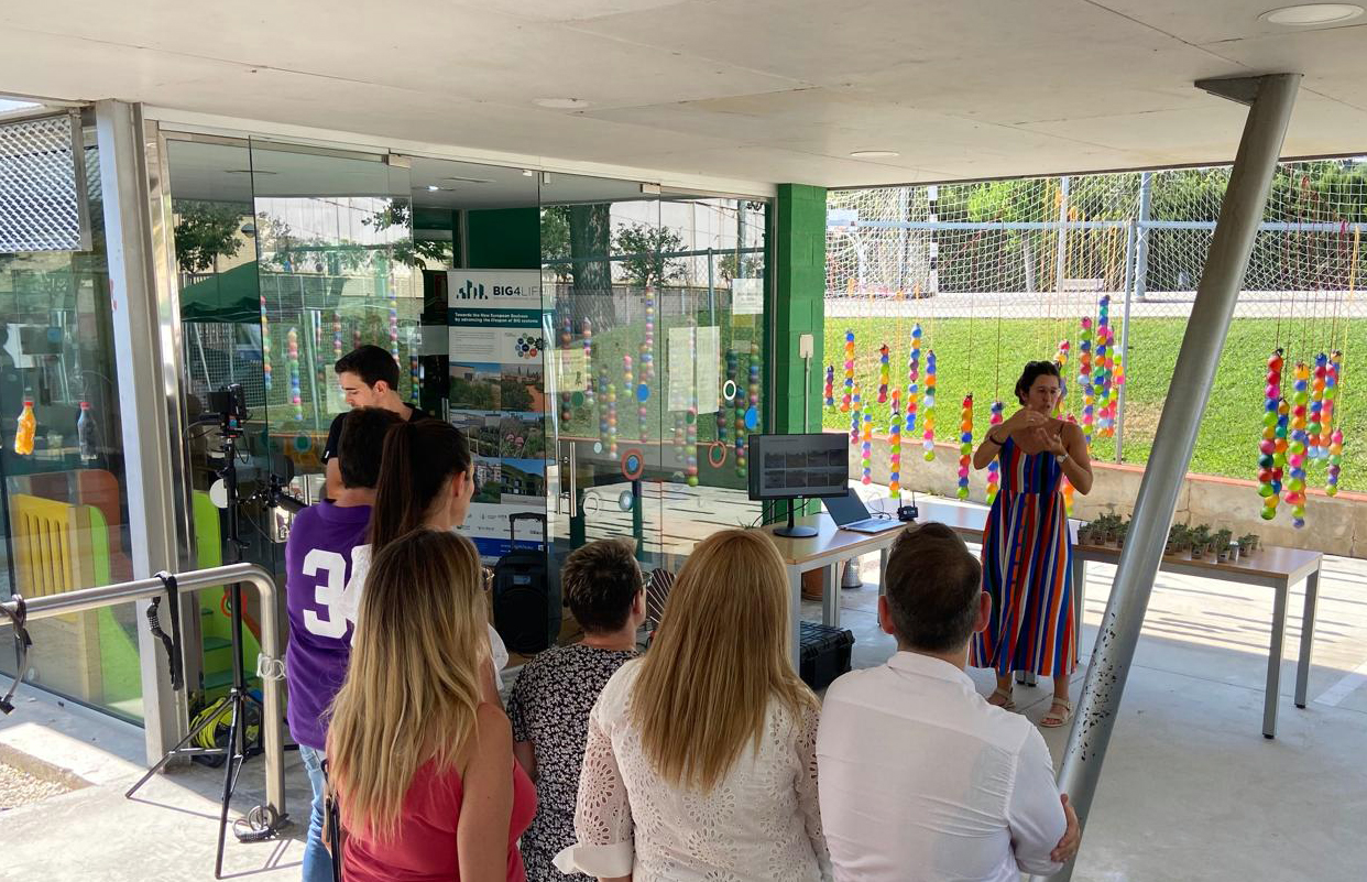 L’EBM Ronda-La Mercè llueix una nova coberta verda ubicada al sostre del volum central de l’edifici, una milloraconstructiva que permet un important estalvi energètic en els consums de l’edifici i dota d’un major confort tèrmic els infants i els mestres de l’escola.