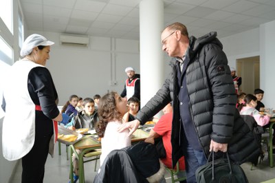 L'alcalde de Lleida, en el nou menjador de l'Escola Seu Vella..