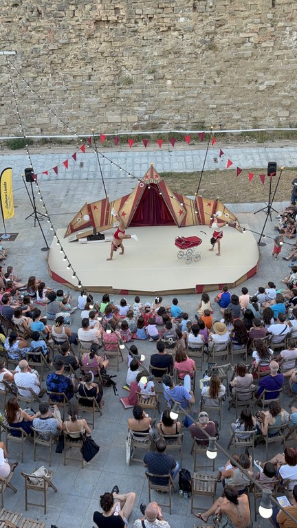 Lullaby ha estat una de les propostes de circ que s'han pogut veure al fossar de la Seu Vella