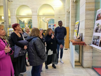 L’exposició fotogràfica de Veïns del Món Solidaris "25 anys de veïnatge” des d’avui a la Biblioteca Pública.