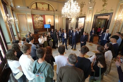 Moment en què l'alcalde, amb l'expresident i el ministre comparteixen impressions amb el grup d'estudiant de l'Institut Manel de Montsuar.