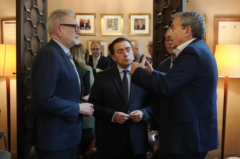 L'alcalde Larrosa conversa amb el ministre Albares i l'expresident Rodríguez Zapatero
