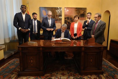 L'expresident del govern espanyol ha signat al Llibre d'Honor de la Paeria.
