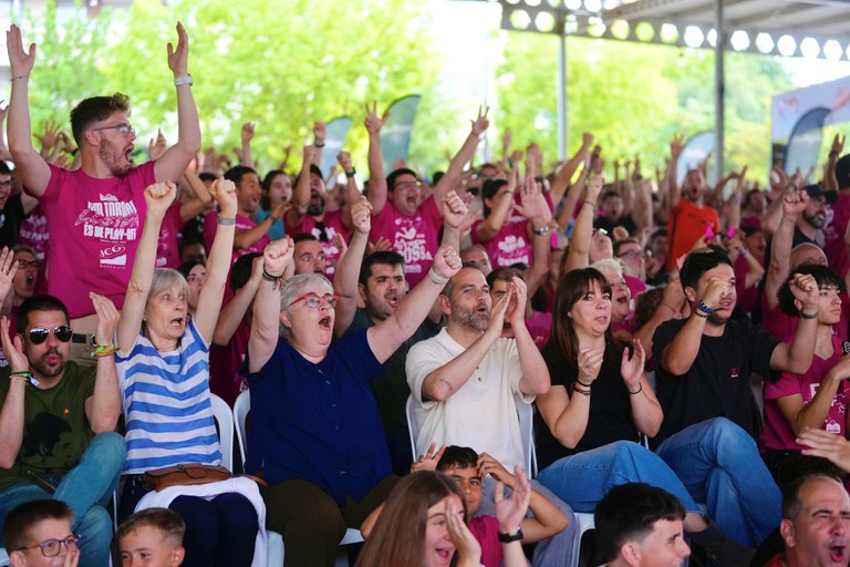 Diversos regidors de la Paeria s'han sumat a l'afició lleidatana per seguir el partit en directe a la marquesina de Barris Nord.