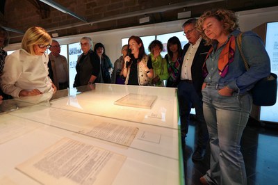 La tinenta d'alcalde Carme Valls i la regidora Pilar Bosch han assistit aquest vespre a la inauguració de l'exposició de Magre a l'IEI..