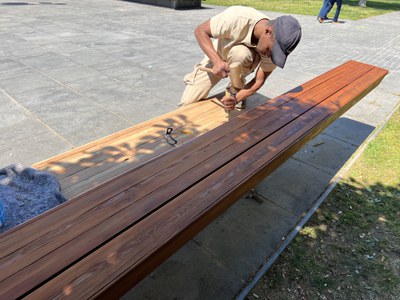 Un jove millora l'espai públic en el marc del projecte Treball als Barris.