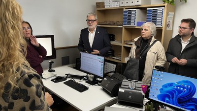 L'alcalde Larrosa, la tinent d'alcalde Valls i el regidor Pino han estat informats del funcionament i de les atencions que s'han fet en aquesta ofici….