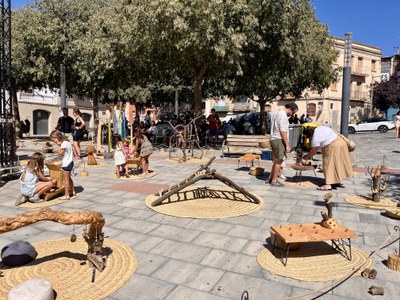 Jocs de fusta a la pl. del Dipòsit.