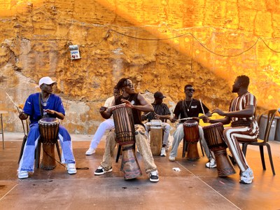 Taller de Djembe i ball Sabar al pati del c. Tallada.