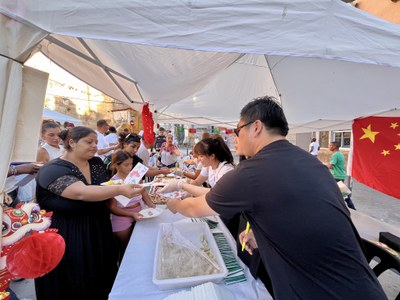El col·lectiu xinès reparteix menjar a la mostra gastronòmica Sabors del Món.