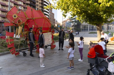 L'espectacle "Hitahi" del Centre de Titelles, a la plaça Cervantes.