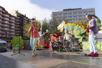 L'espectacle "Jauja" dels Titiriteros de Binéfar, a l'escenari de la plaça Cervantes.
