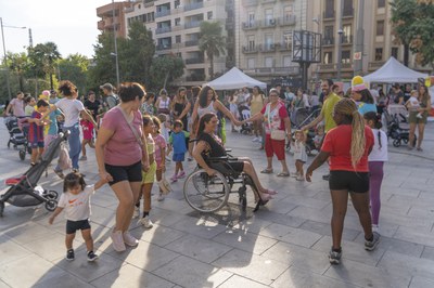 Públic gaudint de la inauguració de l'Obert.