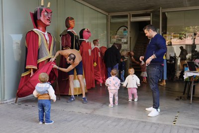 Els més menuts han gaudit de la plantada de gegants a la plaça de l'Ereta..