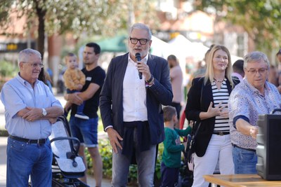 El paer en cap Fèlix Larrosa amb la tinent d'alcalde Begoña Iglesias i Jaume Millas en la trobada gegantera de Jaume I..