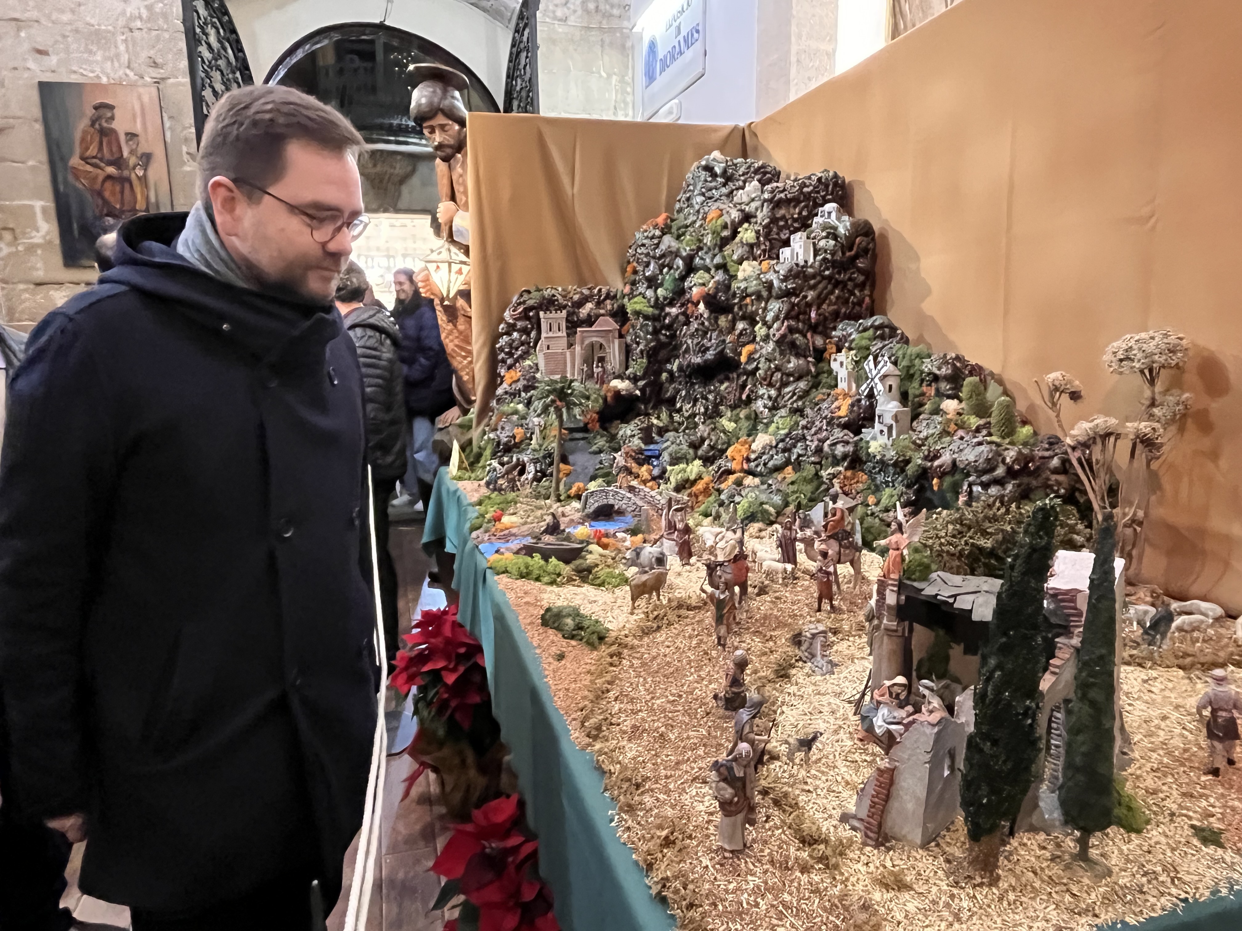 El regidor Roberto Pino observa el pessebre monumental de Jaime Garcia
