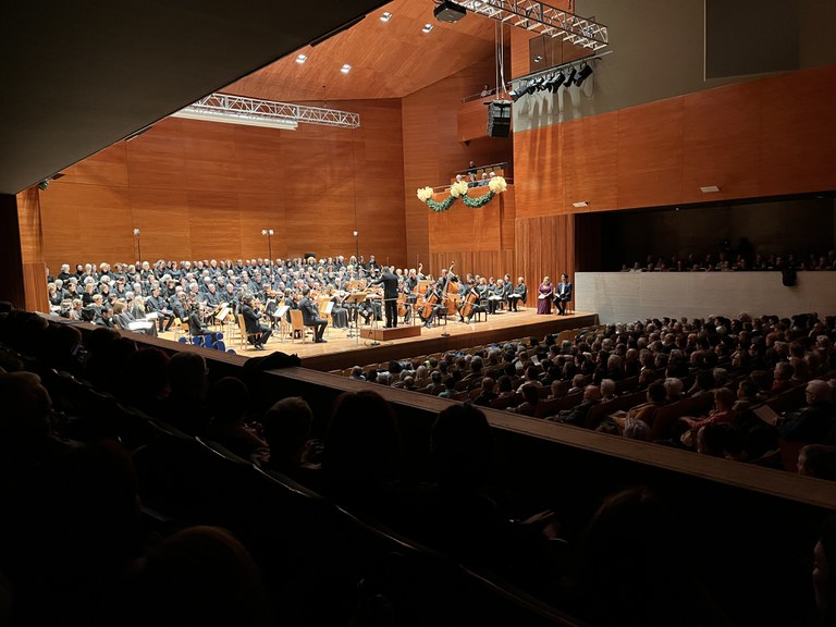Gairebé 200 veus sobre l'escenari (150 de la mateixa Associació i la resta del Cor de Cambra de l'Auditori Enric Granados) han participat en l'esdeveniment