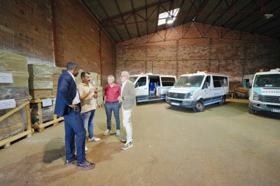 L'alcalde Larrosa ha visitat avui el magatzem de l'entitat Superant Fronteres, des d'on s'enviarà el material a Gàmbia.