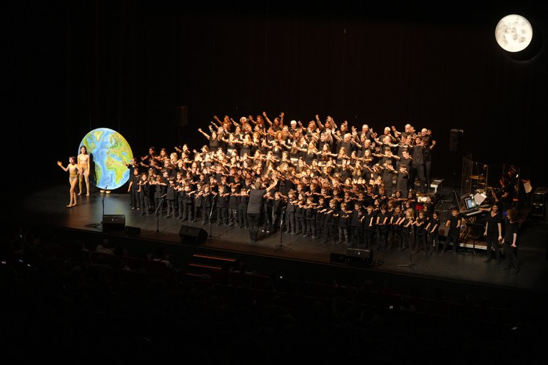 “Mare Terra” ha comptat amb la participació dels Cors Infantils i Joves de l’Orfeó, actors de l’Aula Municipal de Teatre
