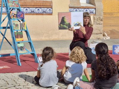 “10 anys coneixent el nostre Planeta”, a càrrec de Mertxe París, a la plaça Esteve Cuito.