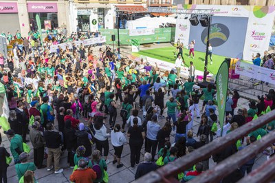 L'escenari de la plaça ha acollit una segona classe magistral de zumba de la mà de Jéssica Expósito.