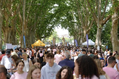 La fira Ciència al carrer aplega un gran nombre de participants i curiosos en favor del coneixement i la divulgació científica.