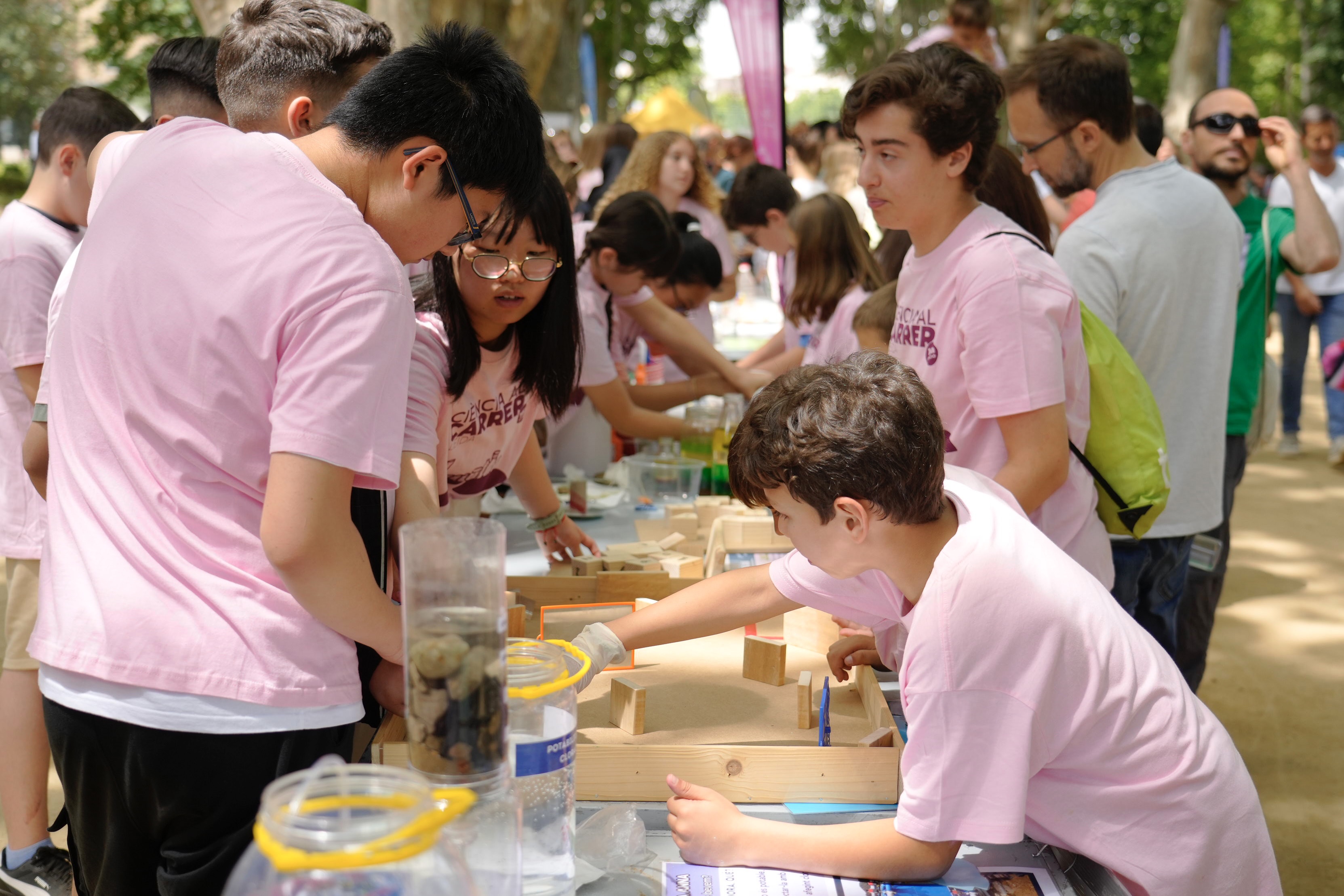Divulgadors de la ciència, empreses, entitats, docents i alumnat de tots els nivells mostren i expliquen en aquesta fira centenars d’experiments