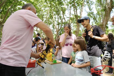 Alumnes i famílies han volgut conèixer les propostes de les taules d'experiments proposades pels centres educatius.