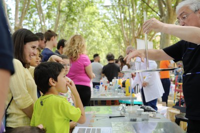 L'edició de Ciència al carrer d'enguany ha comptat amb la participació 28 centres educatius, 15 divulgadors científics i 8 empreses i entitats.