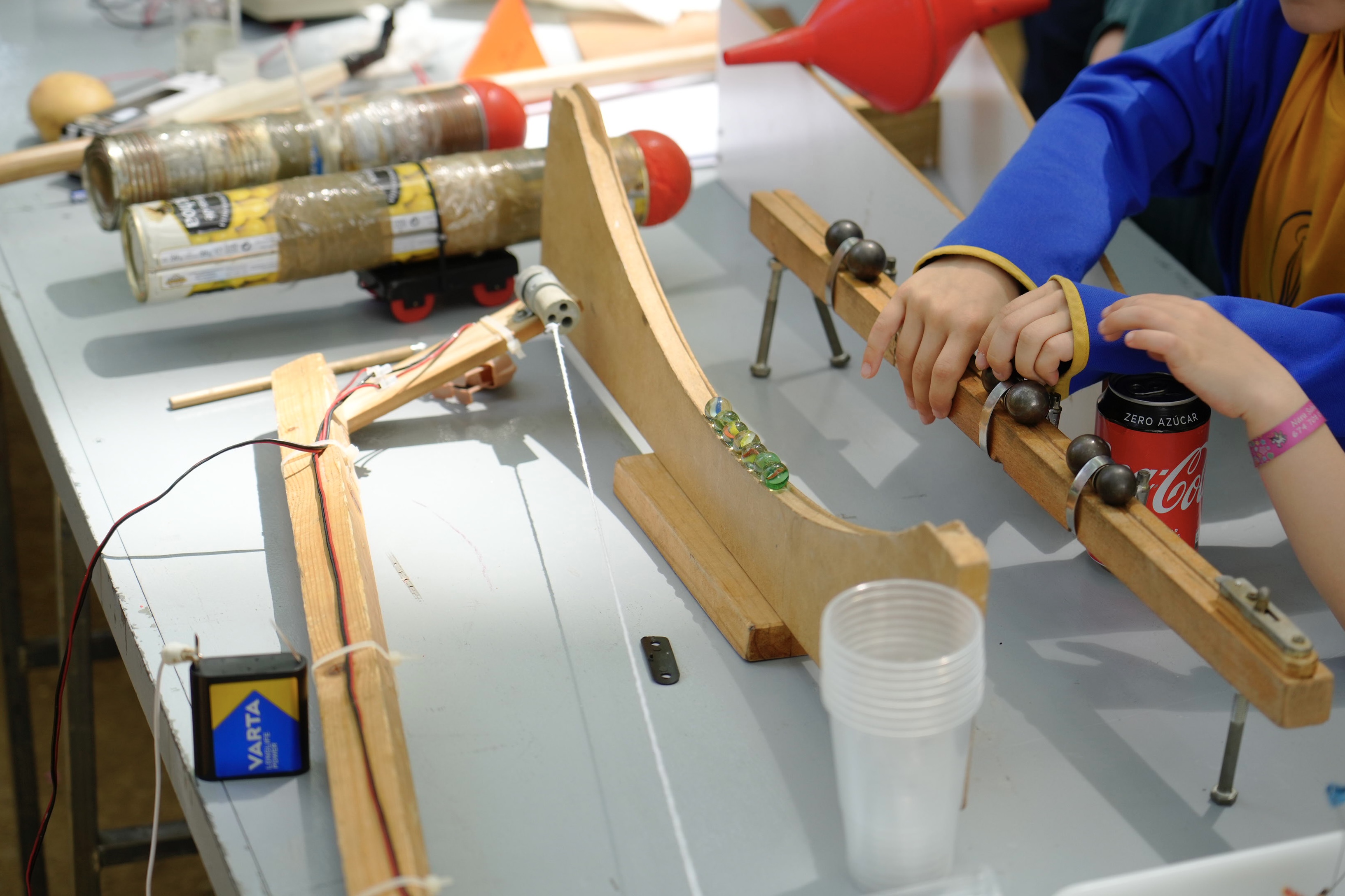 Les taules d'experiments tenen la funció de promoure el coneixement científic entre els més joves