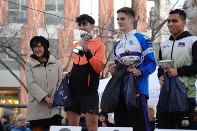 La tinent d'alcalde Montse Pifarré, en el lliurament de trofeus..