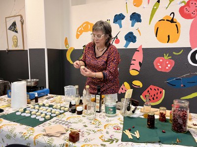 Taller demostratiu d’elaboració de cosmètics amb plantes naturals, al Menjador.