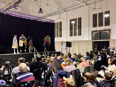 Els pastorets condueixen i amenitzen l'ambient de la torronada de la FECOLL al Mercat del Pla.