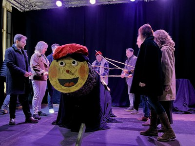 El regidor de Participació, Roberto Pino, juntament amb altres autoritats celebren el Tió de Nadal de la FECOLL al Mercat del Pla.