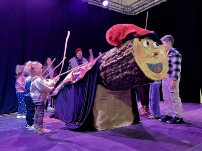 Infants celebren el Tió de Nadal durant la torronada de la FECOLL, al Mercat del Pla.