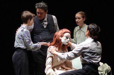 L'espectacle “Dracula – Lucy’s Dream”, de la companyia Plexus Polaire, una adaptació visual del famós mite de Dràcula, ha obert la Fira de Titelles d….