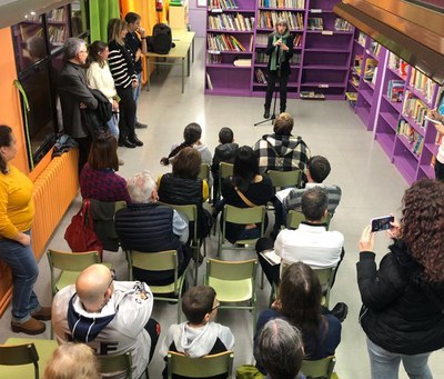 La tinent d'alcalde i regidora Sandra Castro ha participat en la posada en marxa d'una nova iniciativa a la zona02, amb l'obertura de la biblioteca d….