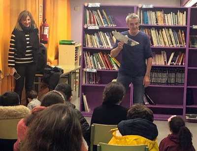 Presentació del projecte pilot Bibliobarri, a l'escola Príncep de Viana, amb un contacontes.