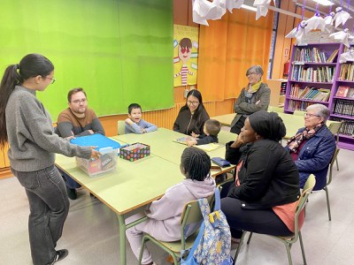 El regidor de Participació, Roberto Pino, a la biblioteca de l'Escola Príncep de Viana.