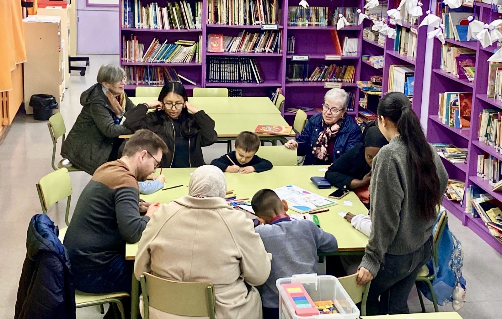 El regidor de Participació, Roberto Pino, a la biblioteca de l'Escola Príncep de Viana