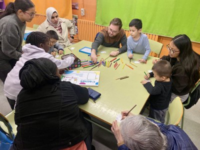 La biblioteca de l’escola Príncep de Viana torna a obrir les portes a veïns i famílies del barri. El projecte Bibliobarri ha començat aquest divendres..
