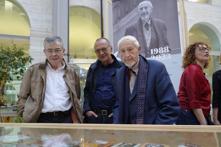 L'alcalde Miquel Pueyo,  l'escriptor Josep Vallverdú i el director del Museu de Lleida, Josep Giralt, visiten l'exposició "Geografies Vallverdú" a la Biblioteca Pública.