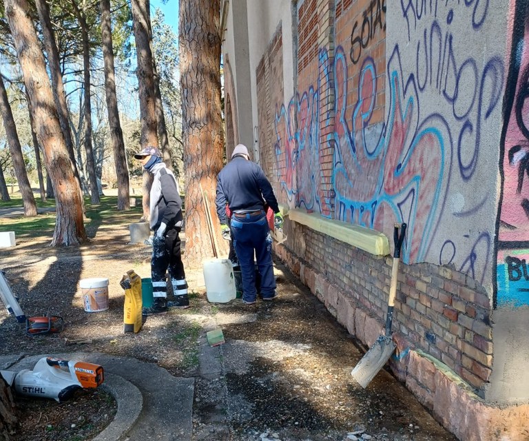 Una de les actuacions consistent en la neteja dels grafitis i arranjament de la pintura